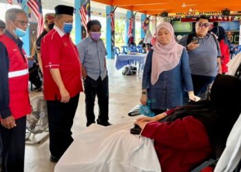 SHAHIDAN Kassim (dua dari kiri) pada Program Derma Darah Bulan Sabit Merah Malaysia Perlis di Sekolah Kebangsaan (SK) Kubang Gajah, Arau, Perlis hari ini.- UTUSAN/MOHD. HAFIZ ABD. MUTALIB