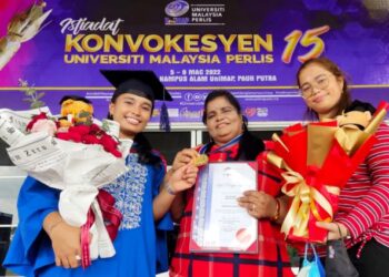 POH Lee Ching (kiri) bersama ibu dan adiknya yang meraikan kejayaan cemerlangnya yang dianugerahkan Pingat Emas Canselor sempena Istiadat Konvokesyen Unimap Ke-15 di Dewan Ilmu, Kampus Alam Unimap, Pauh Putra, Arau, Perlis, semalam. - MINGGUAN/SYED AZLAN SAYID HIZAR