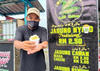 AHMAD YAZID OSMAN bangkit mengusahakan perniagaan jagung kelapa parut bagi menampung kehidupan seharian , Perlis. - UTUSAN/MOHD. HAFIZ ABD. MUTALIB