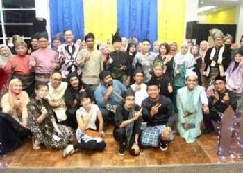 ZALIMAN Sauli bergambar bersama pengamal media dan warga Unimap pada majlis Gala Gemilang Media (GGM) 2022 di ruang makan Dewan Senat, Canselori Tuanku Syed Sirajuddin, Arau, Perlis, malam tadi. - FOTO/IZLIZAN OTHMAN