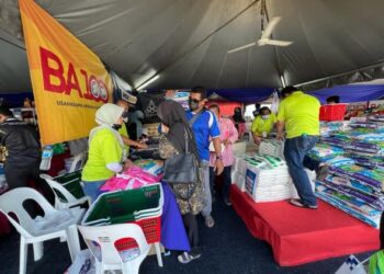 ORANG ramai mengambil peluang membeli barangan keperluan pada harga murah di Gerai JHP sempena Program Jelajah AKM Perlis di Kompleks Sukan Tuanku Syed Putra, Kangar, Perlis, semalam.- UTUSAN/MOHD. HAFIZ ABD. MUTALIB