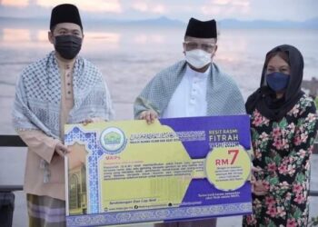 TUANKU Syed Faizuddin Putra Jamalullail (tengah) bersama Tuanku  Lailatul Shahreen Akashah Khalil dan Mohd. Nazim Mohd Noor menunjukkan kadar zakat fitrah Perlis di Tapak Cerapan Hilal Negeri Perlis, Kompleks Masjid Al-Hussain Kuala Perlis, hari ini.- UTUSAN
