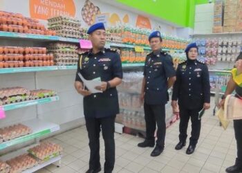 MOHAMAD Amir Abdullah (kiri) memeriksa bekalan telur sempena pelaksanaan SHMMP Deepavali di pasar raya Giant, Kangar, Perlis, hari ini. - FOTO/SYED AZLAN SAYID HIZAR
