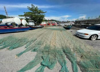 SEBANYAK 46 set bubu naga yang merosakkan ekosistem marin dirampas Maritim Malaysia di jeti Zon Maritim Kuala Perlis semalam.