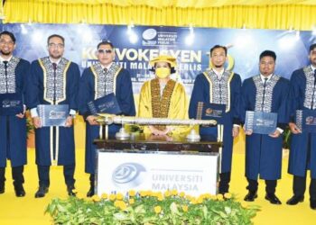 TUANKU Lailatul Shahreen Akashah Khalil (tengah) berkenan merakamkan gambar bersama Zaliman Sauli (kanan) dan siswazah sulung program profesional Unimap sewaktu Sidang Lapan Istiadat Konvokesyen Ke-16 di Dewan Ilmu Kampus Alam Unimap, Pauh Putra, Arau, Perlis, semalam.