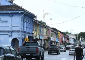 DERETAN bangunan atau rumah kedai lama berusia ratusan tahun yang kekal kukuh menjadi tarikan yang perlu dipulihara di pekan Kangar, Perlis. – FOTO/IZLIZAN OTHMAN