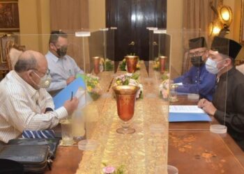 TUANKU Syed Sirajuddin Jamalullail (kiri) dan Tuanku Syed Faizuddin Putra Jamalullail (dua dari kiri) ketika perbincangan pelaksanaan SOP terkini solat dan pengimarahan di masjid dan surau di Perlis pada 1 April depan.