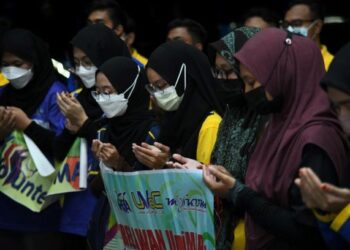 RAKYAT dari pelbagai peringkat berlumba-lumba membantu sesama sendiri tanpa mempedulikan perbezaan. – UTUSAN/IZLIZAN OTHMAN