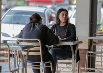 ORANG ramai sudah boleh menikmati makanan di gerai dan restoran selepas Perlis beralih ke fasa tiga PPN. – UTUSAN/SHAHIR NOORDIN