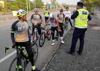 ANGGOTA JPJ Perlis memberi penerangan mengenai kesedaran mematuhi lampu isyarat merah dalam kalangan penunggang basikal di Kangar, Perlis, baru-baru ini.