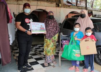 MANIS Salleh menerima sumbangan daripada wakil MMSB di Kampung Sungai Padang, Simpang Empat, Perlis, baru-baru ini. – UTUSAN/SHAHIR NOORDIN