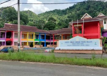 KERJA-KERJA membaik pulih dan menceriakan kawasan kompleks arked pekan sehari Wang Kelian sedang dilaksanakan.- UTUSAN/
SYED AZLAN SAYID HIZAR