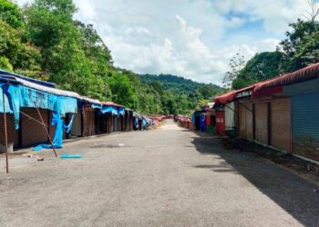 PULUHAN lot gerai usang ditinggalkan peniaga di belakang arked niaga pekan sehari Wang Kelian, Padang Besar, Perlis. UTUSAN/SYED AZLAN SAYID HIZAR