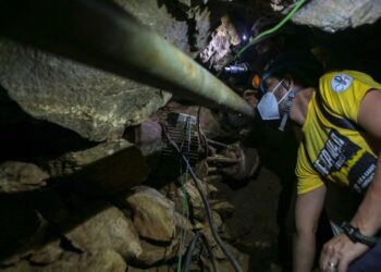 SYAMIL Abd. Rahman menemukan pam air dan kotak fius dipercayai antara peralatan yang digunakan untuk aktiviti melombong biji timah yang terbiar di Wang Ulu, Bintong, Perlis, baru-baru ini. – UTUSAN/SHAHIR NOORDIN