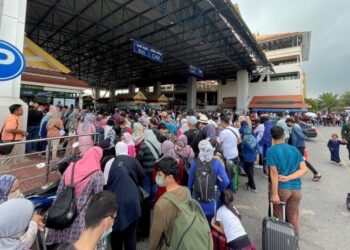ORANG ramai beratur seawal pukul 6 pagi di pos sempadan imigresen Malaysia-Thailand untuk ke Thailand sempena cuti Hari Malaysia dan hujung minggu sehingga menyebabkan keadaan sesak teruk di ICQ, Padang Besar, Perlis.- UTUSAN/IZLIZAN OTHMAN