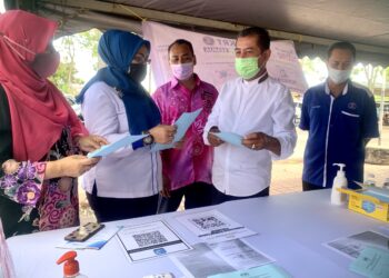 ZULKHAIRI Zainal (tiga dari kiri) bersama Siti Berenee (kiri sekali), Rozieana Ahmad (dua dari kiri) serta Khalid Ahmad (dua dari kanan) melihat proses pendaftaran vaksin Covid-19 pada Program Malaysia Prihatin : Komuniti KRT Vaksin di Dataran RPA Arau, Perlis hari ini.- UTUSAN/MOHD. HAFIZ ABD. MUTALIB