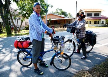 KU HASRIN KU ABD. RAHMAN (kiri) bersama rakan-rakan menyertai aktiviti menunggang basikal mini klasik dari Perlis ke Pulau Pinang baru-baru ini.- UTUSAN/SYAMIL ABD. RAHMAN
