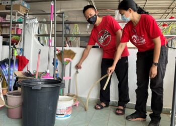TOH KOK HOO (kiri) dan Gan Ay Ling menunjukkan paip air yang sudah lebih dua minggu tidak mengeluarkan air ekoran gangguan bekalan air di Taman Mutiara 3, Kangar, Perlis semalam. – UTUSAN/MOHD. HAFIZ ABD. MUTALIB