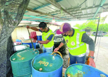 ANGGOTA penguat kuasa Kementerian Perdagangan Dalam Negeri dan Kos Sara Hidup (KPDN) melakukan pemeriksaan kandungan cecair di dalam tong drum yang dipercayai diisi dengan petrol dan diesel subsidi bagi tujuan penyelewengan.