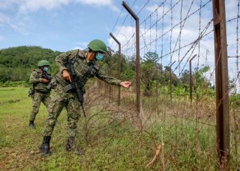 ANGGOTA tentera melakukan rondaan secara berpasukan dan memeriksa pagar sempadan bagi memastikan tiada lorong tikus yang boleh dibolosi penceroboh dalam Op Pagar II di sempadan Malaysia- Thailand, Bukit Kayu Hitam, Kedah. – UTUSAN/ SHAHIR NOORDIN