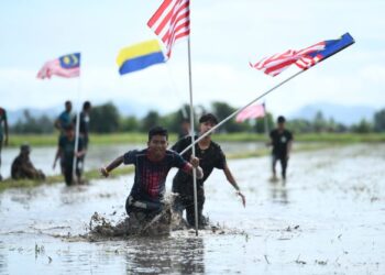 KETERUJAAN penduduk termasuk kanak-kanak menyertai larian bendang sempena Pesta Bendang Guar Sanji di Kampung Tebuk, Guar Sanji, Arau, Perlis, hari ini. - UTUSAN/IZLIZAN OTHMAN