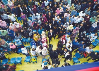 ANWAR Ibrahim (tengah) beramah mesra dengan para penjawat awam selepas Majlis Amanat Perdana Menteri di Kangar, Perlis, baru-baru ini. 
– UTUSAN/IZLIZAN OTHMAN