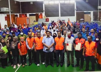 RUZAINI Rais bergambar bersama agensi bantuan bencana dan NGO setempat selepas menjalankan simulasi pengurusan PPS di Dewan Rumah Anak Yatim Mak Teh di Kangar,  Perlis, hari ini- UTUSAN/SYED AZLAN HIZAR