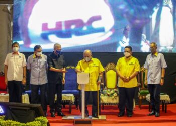 Tuanku Syed Sirajuddin Putra Jamalullail (tengah) melancarkan Perlis Inland Port (PIP) dan Bonded Road disaksikan Tuanku Syed Faizuddin Putra Jamalullail (dua kanan), Ismail Sabri Yaakob (tiga kiri) dan  Azlan Man (dua kanan) di Jalan Ulu Pauh-Padang Besar, Chuping, Perlis. - UTUSAN/ SHAHIR NOORDIN