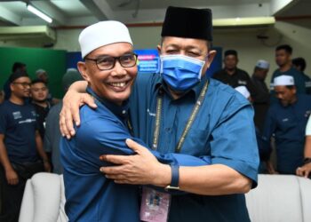 MOHD. Shukri Ramli berpelukan bersama Datuk Seri Shahidan Kassim setelah berjaya mencipta satu fenomena baharu pentas politik di negeri Perlis - UTUSAN/IZLIZAN OTHMAN