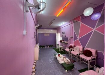 SUASANA di dalam spa SK Jejawi yang selesa dan tenang menarik minat murid-murid untuk mendapatkan perkhidmatan. – UTUSAN/ASYRAF MUHAMMAD