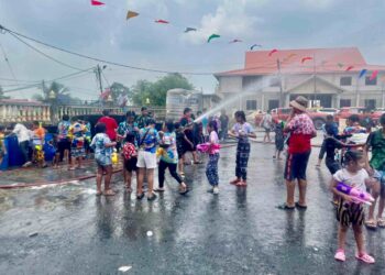 SELEPAS tiga tahun, masyarakat Siam kembali menyambut perayaan Songkran dengan meriah di Wat Suwankhiri, Pandang Besar, Perlis, baru-baru ini. – UTUSAN/ASYRAF MUHAMMAD