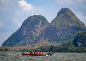 Pada asalnya tasik ini adalah sebuah kampung namun telah ditenggelamkan bagi mewujudkan sebuah empangan.