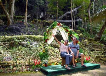 SEPASANG suami isteri meluangkan masa bersama ketika bercuti di pekarangan ‘Secret Garden’ Gua Kelam, Padang Besar, Perlis, semalam. – FOTO/IZLIZAN OTHMAN