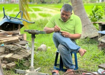 SHAHABUDDIN Sabu membuat ukiran pada hulu wali jantan Perlis yang dihasilkan bagi memenuhi permintaan pelanggan dari seluruh negara di Kangar, Perlis semalam. -UTUSAN/ASYRAF MUHAMMAD