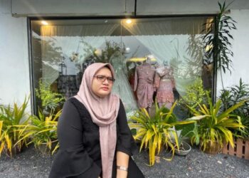 NUR AZAREEN JAMIL hanya mampu termenung memikirkan nasib perniagaan butik pengantinnya selepas masih tidak dibenarkan beroperasi berikutan PKP di Zaireen Butik Pengantin di Kampung Pondok, Kangar, Perlis.- UTUSAN/NAZLINA NADZARI