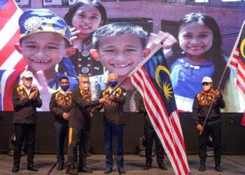 ISMAIL Sabri Yaakob menyerahkan Jalur Gemilang kepada Ketua Kontinjen Malaysia ke Sukan Komanwel Birmingham, Datuk Shahrul Zaman Yahya (depan kiri) sebagai simbolik menjelang temasya Birmingham XXII di Kuala Lumpur hari ini. - UTUSAN/AMIR KHALID