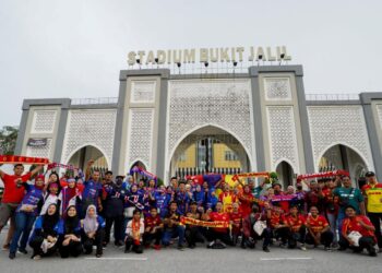 PENYOKONG JDT dan Selangor bergambar bersama di depan Stadium Nasional Bukit Jalil sebelum sepak mula final Piala Malaysia 2022 semalam. - MINGGUAN/SHIDDIEQIIN ZON