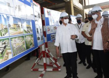 KETUA Menteri Sarawak, Datuk Patinggi Abang Johari Tun Openg (kiri), bersama  Ismail Sabri Yaakob (kanan) meninjau pelan projek Hospital Petrajaya di Kuching, Sarawak, hari ini. - IHSAN JABATAN PENERANGAN SARAWAK
