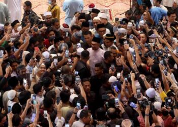 PERDANA Menteri baharu, Datuk Seri Anwar Ibrahim bersalaman dengan jemaah selepas menunaikan solat jumaat di Masjid Putra, Putrajaya, hari ini. - UTUSAN/FAISOL MUSTAFA