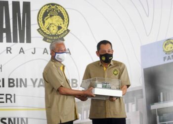 ISMAIL Sabri Yaakob (kiri) bersama  Presiden FAM, Datuk Hamidin Mohd. Amin ketika merasmikan Majlis Pecah Tanah Ibu Pejabat FAM di Putrajaya, hari ini. - UTUSAN/FAISOL MUSTAFA