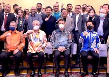 ISMAIL Sabri bersama rakyat Malaysia yang berada di Qatar. - FB ISMAIL SABRI YAAKOB