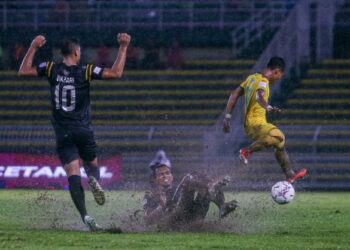 PEMAIN sayap Kedah, Mohd. Fayadh Zulkifli Amin (kanan) diasak dua pemain Negeri Sembilan dalam aksi Piala Malaysia di Stadium Darul Aman, Alor Setar malam tadi. - UTUSAN/SHAHIR NOORDIN