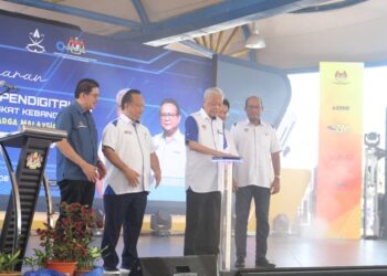 ISMAIL SABRI Yaakob (tiga dari kiri) diiringi Menteri Perdagangan Dalam Negeri dan Hal Ehwal Pengguna, Datuk Seri Alexander Nanta Linggi (dua dari kiri) melancarkan Program Inisiatif Pendigitalan Sektor Peruncitan (ReDI) di Dataran Kerayong di Bera,  Pahang.