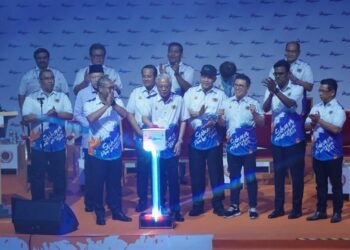 ISMAIL Sabri Yaakob (empat kiri) merasmikan upacara pembukaan Sukan Malaysia XX MSN di Dewan Canselor Tunku Abdul Razak Universiti, UKM malam ini. - UTUSAN/FARIZ RUSADIO