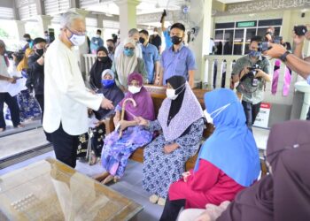 ISMAIL SABRI Yaakob menyampaikan sumbangan sempena program Jelajah Semarak Ramadan di Masjid Al-Muttaqin di Kampung Mengkarak di Bera, Pahang. - UTUSAN/SHAIKH AHMAD RAZIF