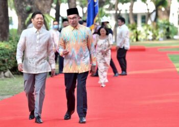 ANWAR Ibrahim (kanan) bersama Presiden Filipina, Ferdinand Marcos Jr. di Istana Malacanang.