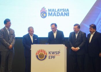 ANWAR Ibrahim ketika merasmikan ibu pejabat baharu KWSP di Kwasa Damansara, Sungai Buloh 
semalam. – UTUSAN/SHIDDIEQIIN ZON