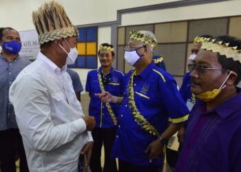 ISMAIL SABRI Yaakob (dua dari kanan) bertanya sesuatu kepada masyarakat Orang Asli dalam Perhimpunan Agung Tahunan Kali Ke-23 Persatuan Orang Asli Semenanjang Malaysia (Poasm) di Bera, Pahang, semalam. - UTUSAN/SHAIKH AHMAD RAZIF