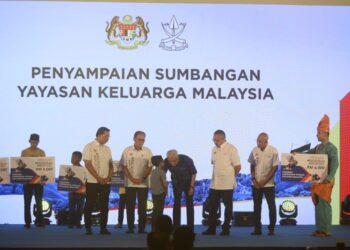 ISMAIL SABRI Yaakob bertanyakan sesuatu kepada penerima sumbangan Yayasan Keluarga Malaysia (YKM) dalam majlis perasmian Jelajah Aspirasi Keluarga Malaysia (JAKM) di Pusat Konvensyen Antarabangsa Sultan Haji Ahmad Shah (SASICC), Kuantan, Pahang. - UTUSAN/SHAIKH AHMAD RAZIF