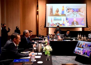 MUHYIDDIN Yassin mengetuai delegasi Malaysia di Kuala Lumpur, semalam pada hari ketiga Sidang Kemuncak ASEAN Ke-37 menerusi sidang video secara langsung dari Hanoi, Vietnam. Turut serta Hishammudin Tun Hussein dan Mohamed Azmin Ali. – IHSAN FACEBOOK PM